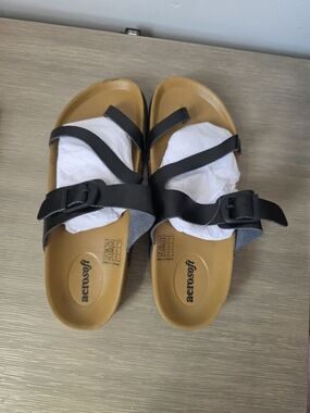 aerosoft Women's Black Strappy Buckle Sandals with Tan Footbed